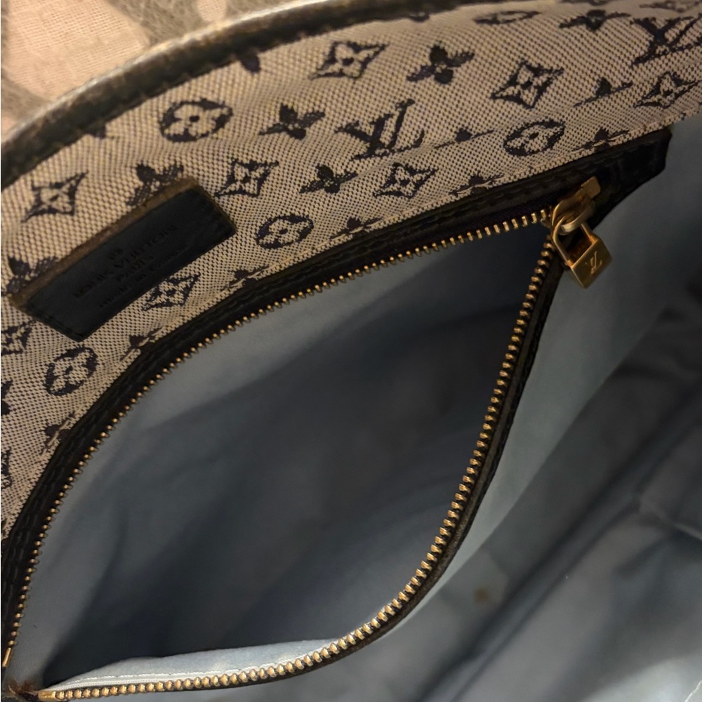 Authentic LOUIS VUITTON Monogram Mini
Buzas Marie Kate Bag Blue - Picture 5 of 12